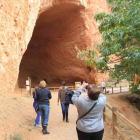 Un grupo de turistas en la zona de La Cuevona, en el corazón de Las Médulas.