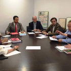 Reunión mantenida el pasado octubre entre el PSOE, ganaderos y productores de leche en León.
