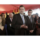 El próximo presidente del Gobierno, Mariano Rajoy (c), acompañado por Soraya Sáenz de Santamaría y José Luis Ayllón.
