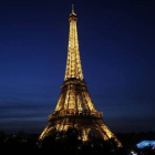 La torre Eiffel iluminada.