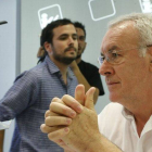 Cayo Lara y Alberto Garzón, detrás, en el Consejo Político Federal de IU.