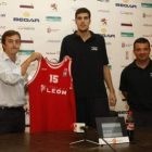 Joaquín Rodríguez, Albert Fontet y Javier De Grado ayer, en la presentación del jugador.