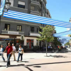 La Avenida de España cubierta con un zigzag de banderas blanquiazules.