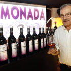 José Luis Prada posa junto a la botella de la limonada de León.