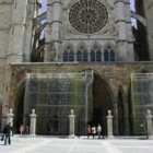 Imagen de los andamios que ayer ya se habían instalado en el pórtico de la Catedral