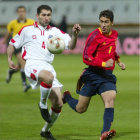 Raúl puja con un jugador de Armenia en el partido que la Roja disputó en León en abril de 2003