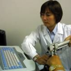 Una doctora realiza pruebas a una paciente para detectar si sufre osteoporosis