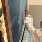 Una estudiante, en una clase adornada con un crucifijo en un colegio italiano.