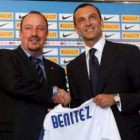 Benítez da la mano al vicepresidente del Inter, Paolillo.