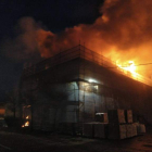 Las llamas provocan el derrumbe del tejado y causan serios daños. BOMBEROS DE LEÓN