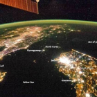 Imagen nocturna tomada por un satélite en que se ve China y Corea del Sur, pero no Corea del Norte pues apenas hay luz eléctrica.