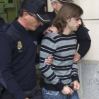 El asesino de la joven Marta del Castillo, Miguel Carcaño, escoltado con fuerte protección policial, durante su traslado el 29 de abril de 2013.