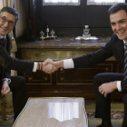 El presidente del Congreso, Patxi López (i), ha recibido hoy al secretario general del PSOE, Pedro Sánchez, más que previsiblemente para intentar concretar una fecha para el debate de investidura del líder socialista