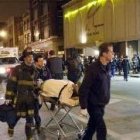 La policía y los bomberos retiran los cadáveres de la discoteca «Epitome»
