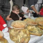 Los niños nacidos en el 2009 posaron ayer con el pan y el jamón con el que les obsequia la localidad