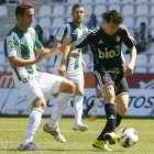 Isaías recuperó su puesto en el centro del campo acompañando a Juande y Jonathan en el trivote preparado por Claudio para frenar al Córdoba.