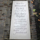 La nueva lápida de Blake, con un fragmento de Jerusalem, su poema más célebre.