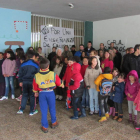 Los niños y niñas del CRA Santa Bárbara, a la entrada del colegio