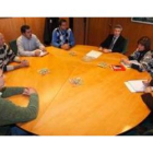 La gestora de los regantes en compañía de los ejecutivos de la CHD, ayer en Valladolid.