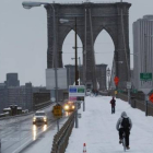 Peatones y vehículos cruzan el puente de Brooklyn, el 27 de enero.