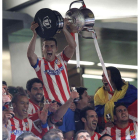 Gabi levanta la Copa en el Bernabéu junto al resto de futbolistas del Atlético. Falcao rompió a llorar tras la victoria y los jugadores del Madrid terminaron abatidos.