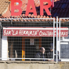 Un policía interroga a José Ramón, el propietario del establecimiento amenazado.
