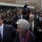 Marta Ferrusola, en primer término, seguida por su marido, Jordi Pujol, tras la declaración, salen fuertemente protegidos.