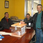 Los caboverdianos residentes en Villablino votaron en la sede de UGT de la capital lacianiega.