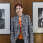 La rectora de la Universidad Autónoma de Barcelona (UAB), Margarita Arboix, posa junto a la imagen de dos de sus predecesores, poco después de su elección.