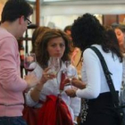 La inauguración de la feria Bierzo Vino fue ayer en la plaza del Ayuntamiento, con muchos seguidores