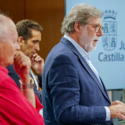 Imagen de los agentes sociales de Ceoe, UGT y CC OO tras su reunión con la Junta. NACHO GALLEGO