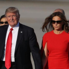 Donald Trump y su esposa Melania tras aterrizar en el aeropuerto de Palm Beach.