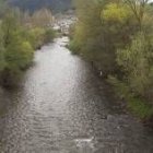 Tramo libre de pesca en el río Burbia. Al fondo  se divisan las casas de Villafranca del Bierzo