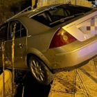 Estado en el que quedó el coche, empotrado contra la valla en la avenida del Sil. POLICÍA MUNICIPAL