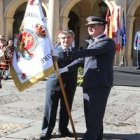 El coronel Pablo Castillo recibe de manos del alcalde de León el estandarte que abrirá el desfile.