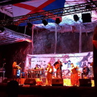 La bandera del Bierzo presidía el escenario en el que mandaron Luar na Lubre y Aira da Pedra. M. F.