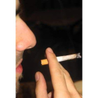 Un joven consumiendo un porro, en una imagen de archivo.