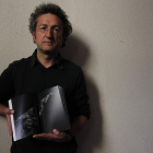 Clemente Bernad muestra a la cámara una de las fotografías que publica en «Desvelados».