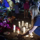 Vecinos de Roanoke colocan velas en el memorial por la periodista asesinada.