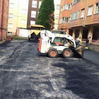 Actuación de asfaltado en una de las calles de Villablino. DL