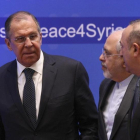 Serguéi Lavrov (izquierda), ministro ruso de Exteriores, en una reunión sobre Siria en Astaná (Kazastán), el 16 de marzo.