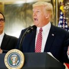 Donald Trump responde a la prensa en la entrada de la Torre Trump