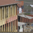 Las viejas escuelas de La Inmaculada esperan aún su reforma como centro del barrio. JESÚS F. SALVADORES