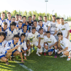 La Peña posa con el trofeo, foto superior, y los tres capitanes. F. OTERO