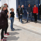 Trabajadores de la galletera Siro a las puertas de la factoría en Venta de Baños, ayer. BRÁGIMO