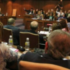 Los concejales del PP, al fondo, votando a favor de uno de los puntos del Pleno.