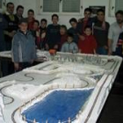Varios jóvenes contemplan una competición de scalextric realizada un año en Villablino