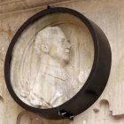 Imagen de la vitrina que protege el medallón de Franco en un lateral de la Plaza Mayor de Salamanca.