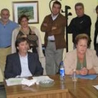 Miguel Ángel Díez, ya como ex alcalde, y Agustina Álvarez, nueva alcaldesa, en el pleno de la moción
