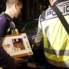 Agentes del Cuerpo Nacional de Policía el día que registraron las oficinas del Instituto Nóos.